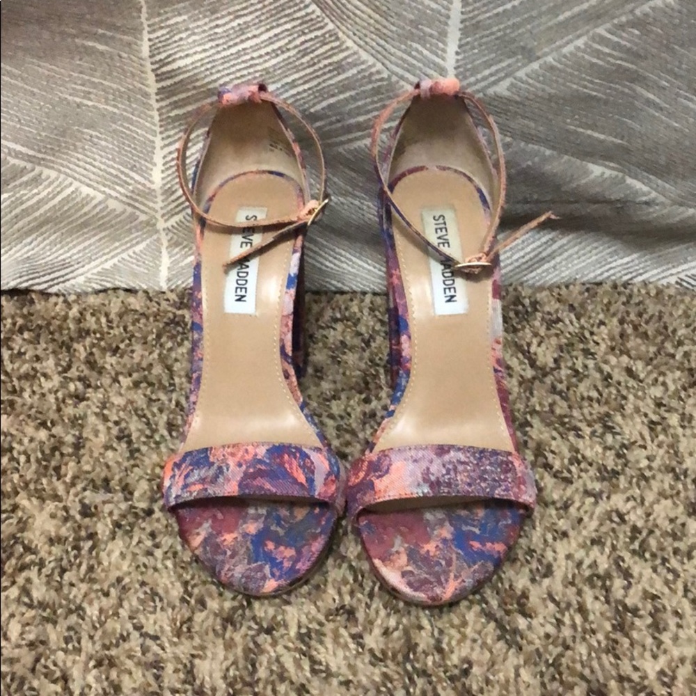 Steve Madden Floral Carrson